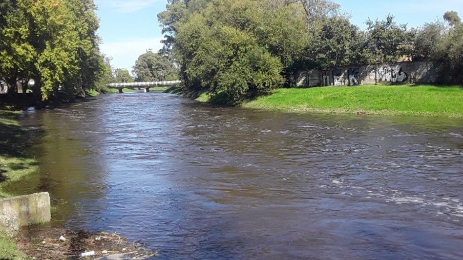 Notable crecida del Arroyo Azul